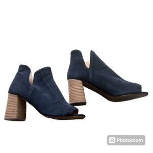 Navy blue leather Joe’s Jeans ankle heeled boots